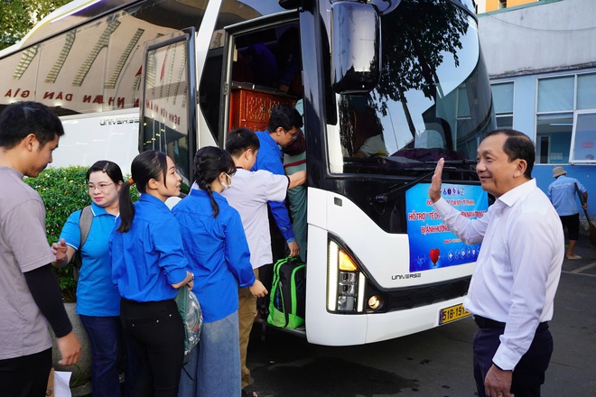 Hampir 100 doktor dari Ho Chi Minh City membawa 2,500 beg ubat dan peralatan perubatan untuk menyokong Dak Lak - Foto 3. Gần 100 bác sĩ TPHCM mang theo 2.500 túi thuốc và các thiết bị y tế chi viện cho Đắk Lắk- Ảnh 3.