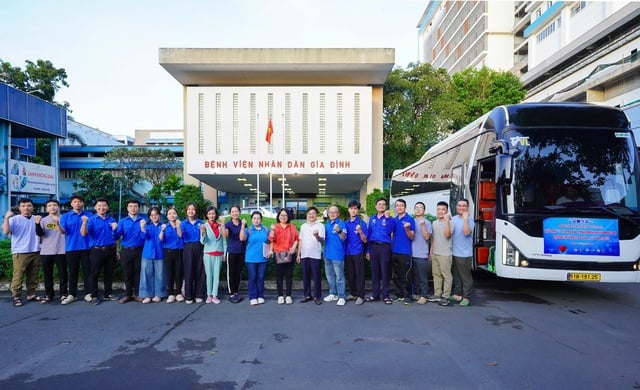 Hampir 100 doktor dari Ho Chi Minh City membawa 2,500 beg ubat dan peralatan perubatan untuk menyokong Dak Lak - Foto 4. Gần 100 bác sĩ TPHCM mang theo 2.500 túi thuốc và các thiết bị y tế chi viện cho Đắk Lắk- Ảnh 4.