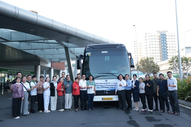 Hampir 100 doktor dari Ho Chi Minh City membawa 2,500 beg ubat dan peralatan perubatan untuk menyokong Dak Lak - Foto 5. Gần 100 bác sĩ TPHCM mang theo 2.500 túi thuốc và các thiết bị y tế chi viện cho Đắk Lắk- Ảnh 5.