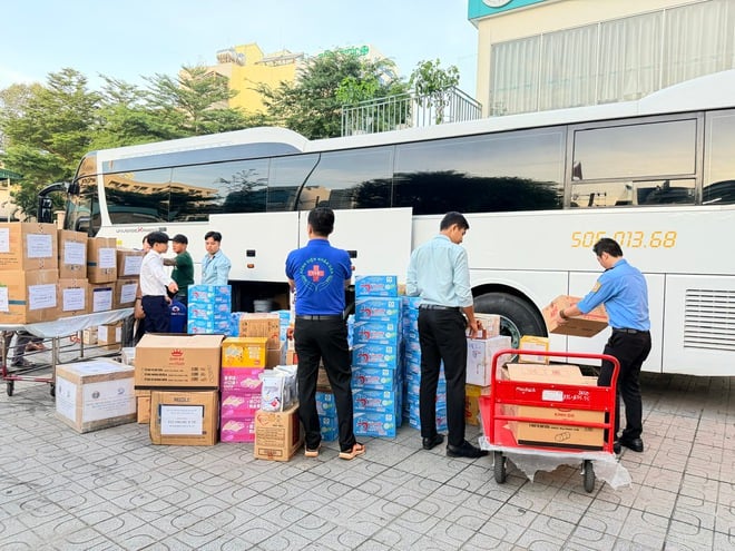 Hampir 100 doktor dari Ho Chi Minh City membawa 2,500 beg ubat dan peralatan perubatan untuk menyokong Dak Lak - Foto 6. Gần 100 bác sĩ TPHCM mang theo 2.500 túi thuốc và các thiết bị y tế chi viện cho Đắk Lắk- Ảnh 6.