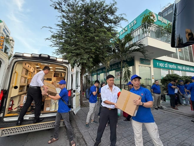 Hampir 100 doktor dari Ho Chi Minh City membawa 2,500 beg ubat dan peralatan perubatan untuk menyokong Dak Lak - Foto 7. Gần 100 bác sĩ TPHCM mang theo 2.500 túi thuốc và các thiết bị y tế chi viện cho Đắk Lắk- Ảnh 7.
