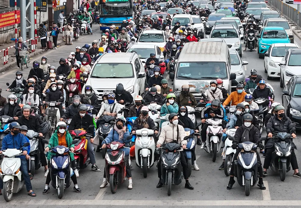 העיר האנוי מתכננת לאסור תנועה של אופנועים ומכוניות מונעות בנזין ב-9 רובעים בתוך כביש הטבעת 1 החל מ-1 ביולי 2026.