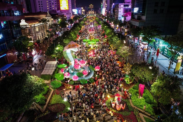 Die Nguyen Hue Blumenstraße empfängt Besucher für 8 Tage - Foto 1. Đường hoa Nguyễn Huệ Tết Bính Ngọ sẽ đón khách trong 8 ngày- Ảnh 1.