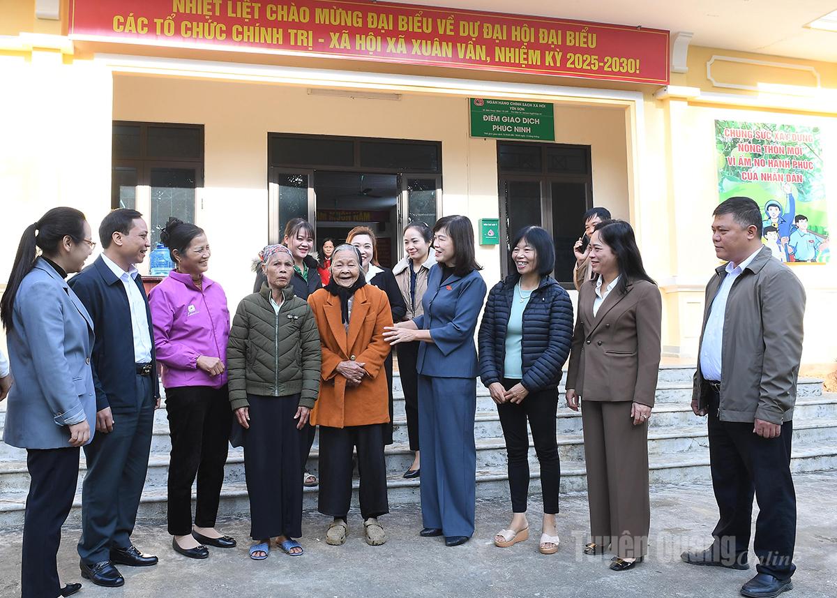 지방인민위원회 부의장인 팜티민쑤언이 쑤언반 코뮌 유권자들과 대화를 나누었습니다.