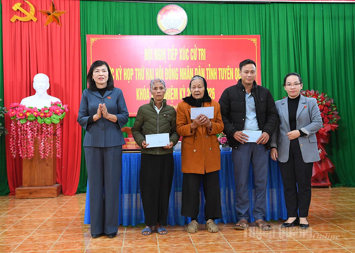 지방인민위원회 부의장인 팜티민쑤언이 쑤언반 마을의 가난한 가정에 선물을 전달했습니다.