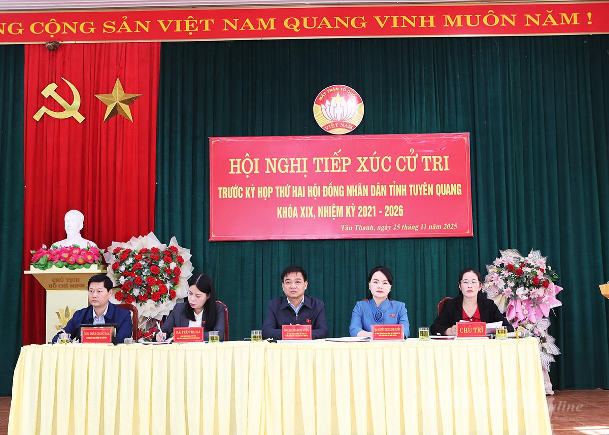 도당 상무위원회 위원이자 도당 검사위원회 위원장인 응우옌 훙 브엉 동지와 도인민위원회 제5대표단은 떤타인 사에서 유권자들과 회동했습니다.
