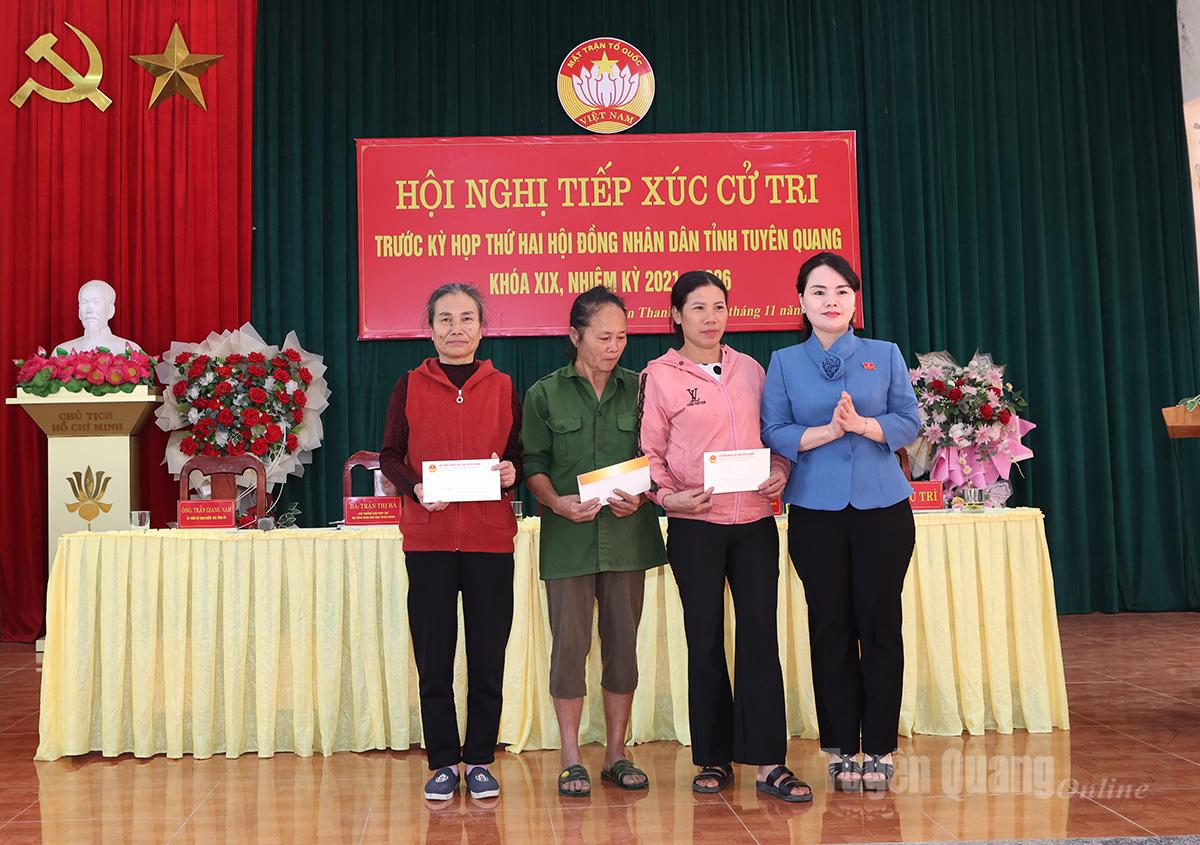 도 인민위원회 제5대표단은 공동체 내 가난한 가구 3가구에 선물을 전달했습니다.