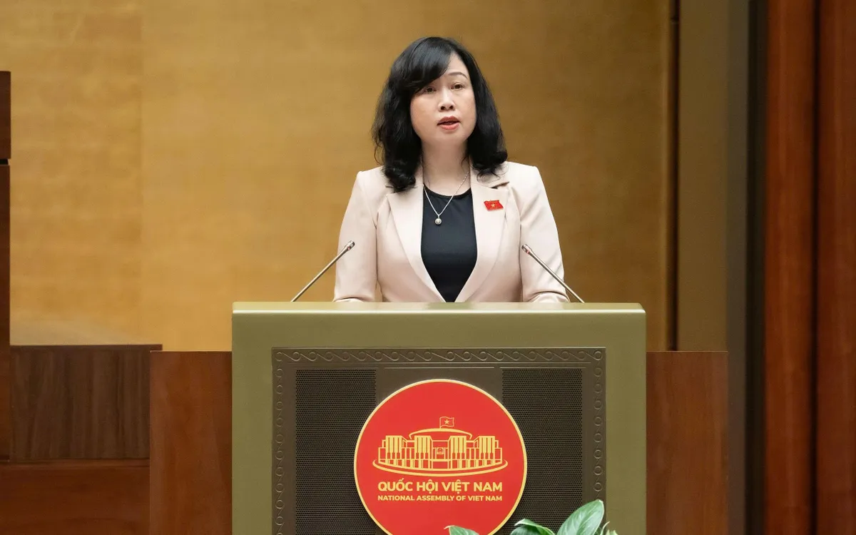 Bộ trưởng Bộ Y tế Đào Hồng Lan trình bày tóm tắt tờ trình Chủ trương đầu tư Chương trình mục tiêu quốc gia về chăm sóc sức khỏe, dân số và phát triển giai đoạn 2026 - 2035.