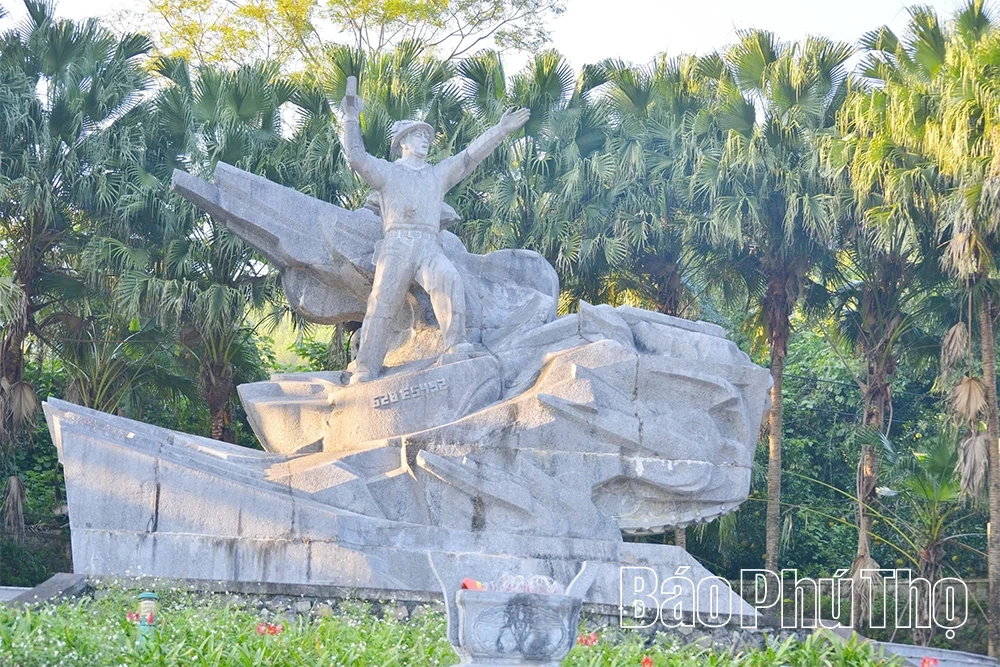 Odwiedź Pomnik Bohatera Cu Chinh Lan – historyczny punkt na trasie turystycznej Thung Nai