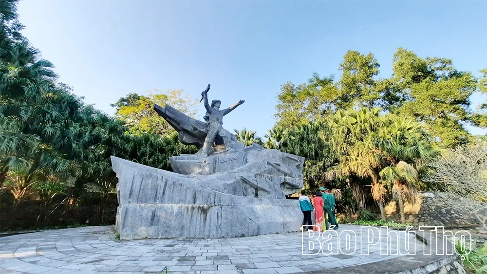 Odwiedź Pomnik Bohatera Cu Chinh Lan – historyczny punkt na trasie turystycznej Thung Nai