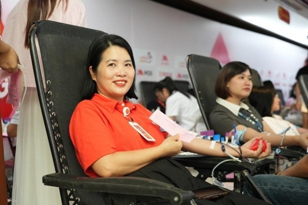 Hoạt động hiến máu nhân đạo Giọt thương 2025 đã thu hút nhiều cán bộ nhân viên tham gia. Ảnh: ROX.