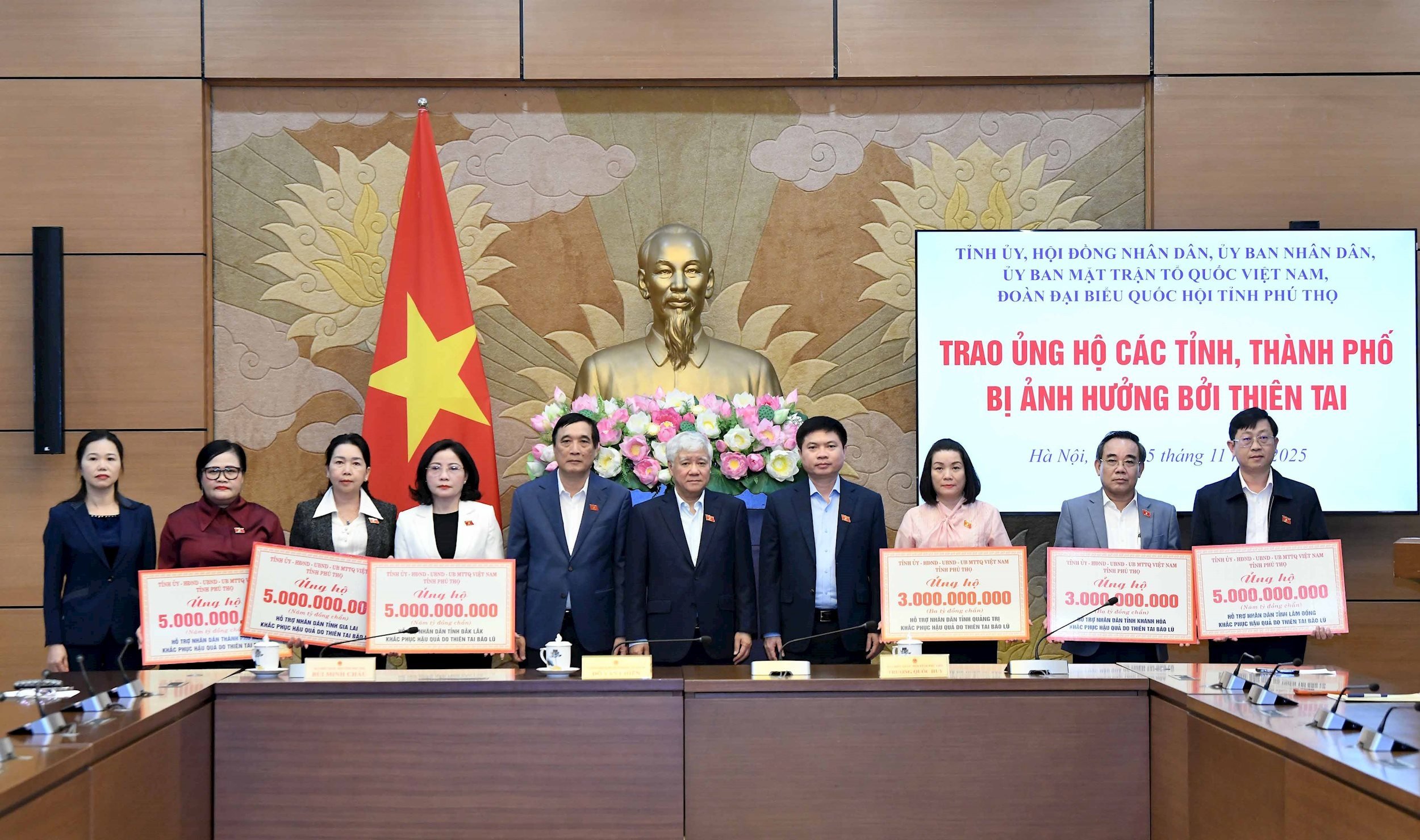 وشهد نائب رئيس الجمعية الوطنية الدائم دو فان تشين حفل توزيع الجوائز.