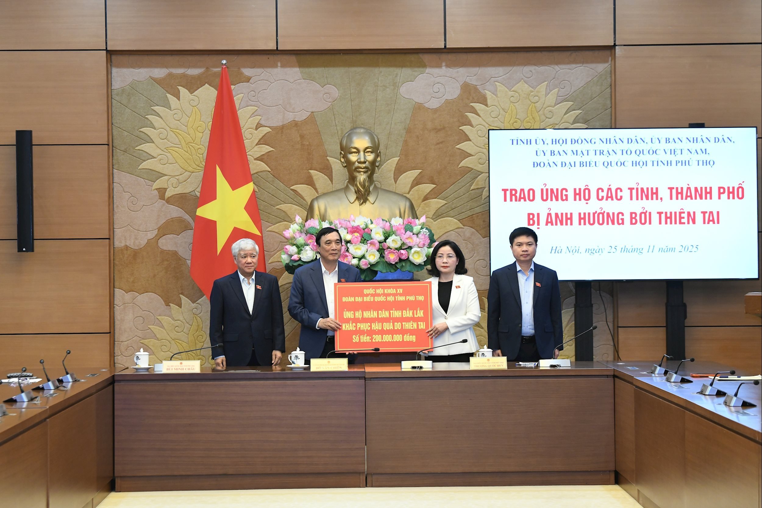 وشهد نائب رئيس الجمعية الوطنية الدائم دو فان تشين حفل توزيع الجوائز.