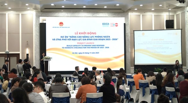 Vietnam melancarkan projek yang dibiayai oleh UNFPA untuk meningkatkan kapasiti mencegah dan bertindak balas terhadap keganasan rumah tangga dalam era digital - Foto 4. Việt Nam khởi động dự án do UNFPA tài trợ nhằm nâng cao năng lực phòng ngừa và ứng phó với bạo lực gia đình trong kỷ nguyên số - Ảnh 4.