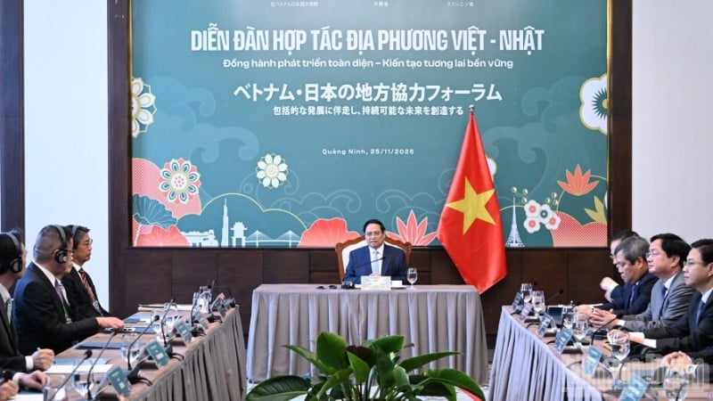 Pham Minh Chinh miniszterelnök fogadta a fórumon részt vevő japán települések vezetőit és képviselőit. (Fotó: Tran Hai)