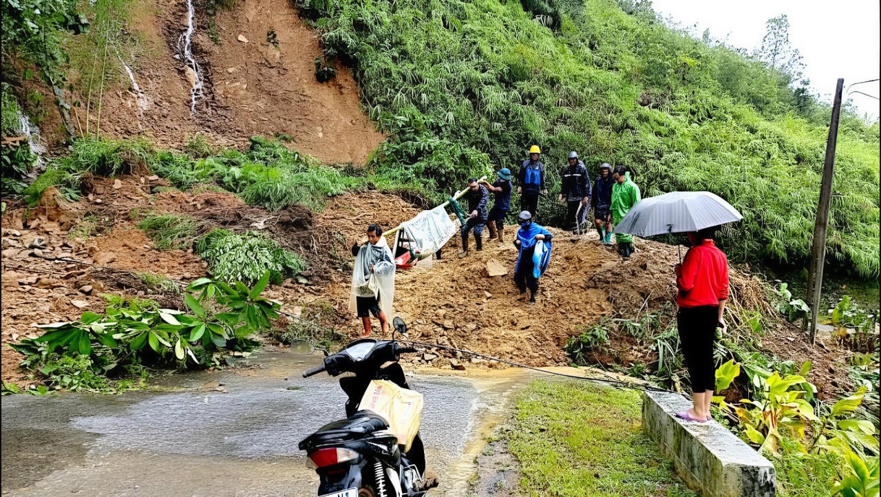 Jalan antara komune hampir terhalang.