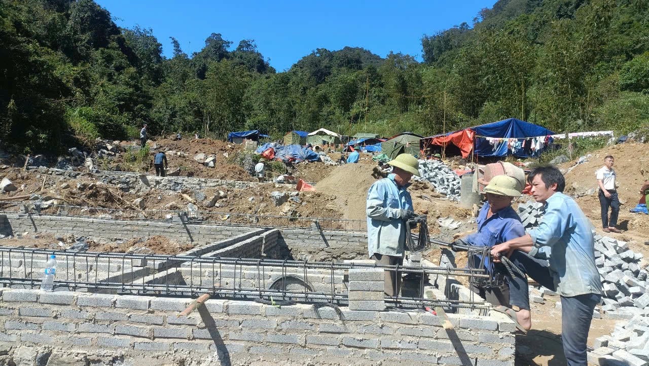 Orang ramai berganding bahu dengan pihak berkuasa tempatan untuk membina semula kehidupan mereka selepas tanah runtuh yang bersejarah itu.