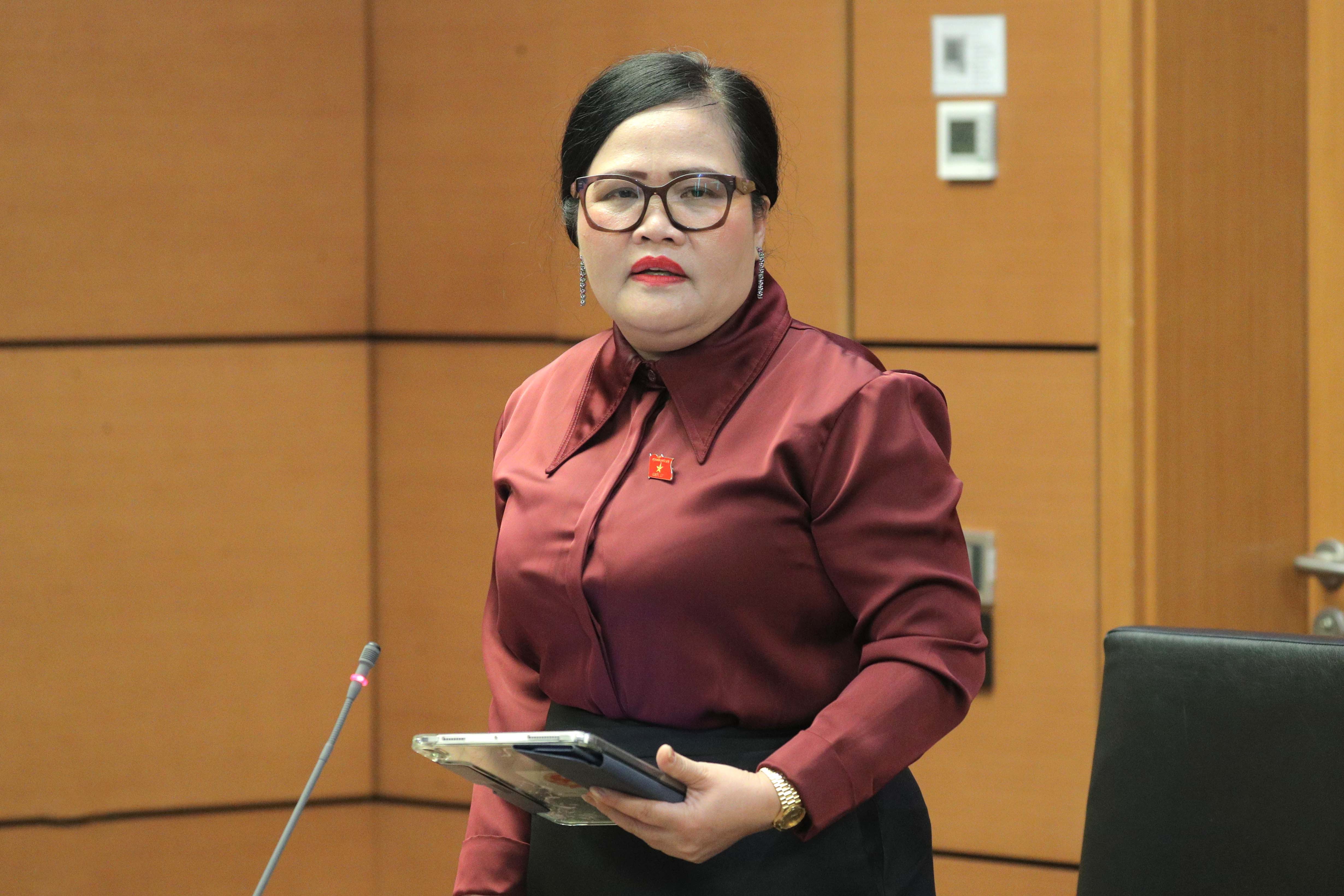 국회의원 응우옌 티 수(후에)