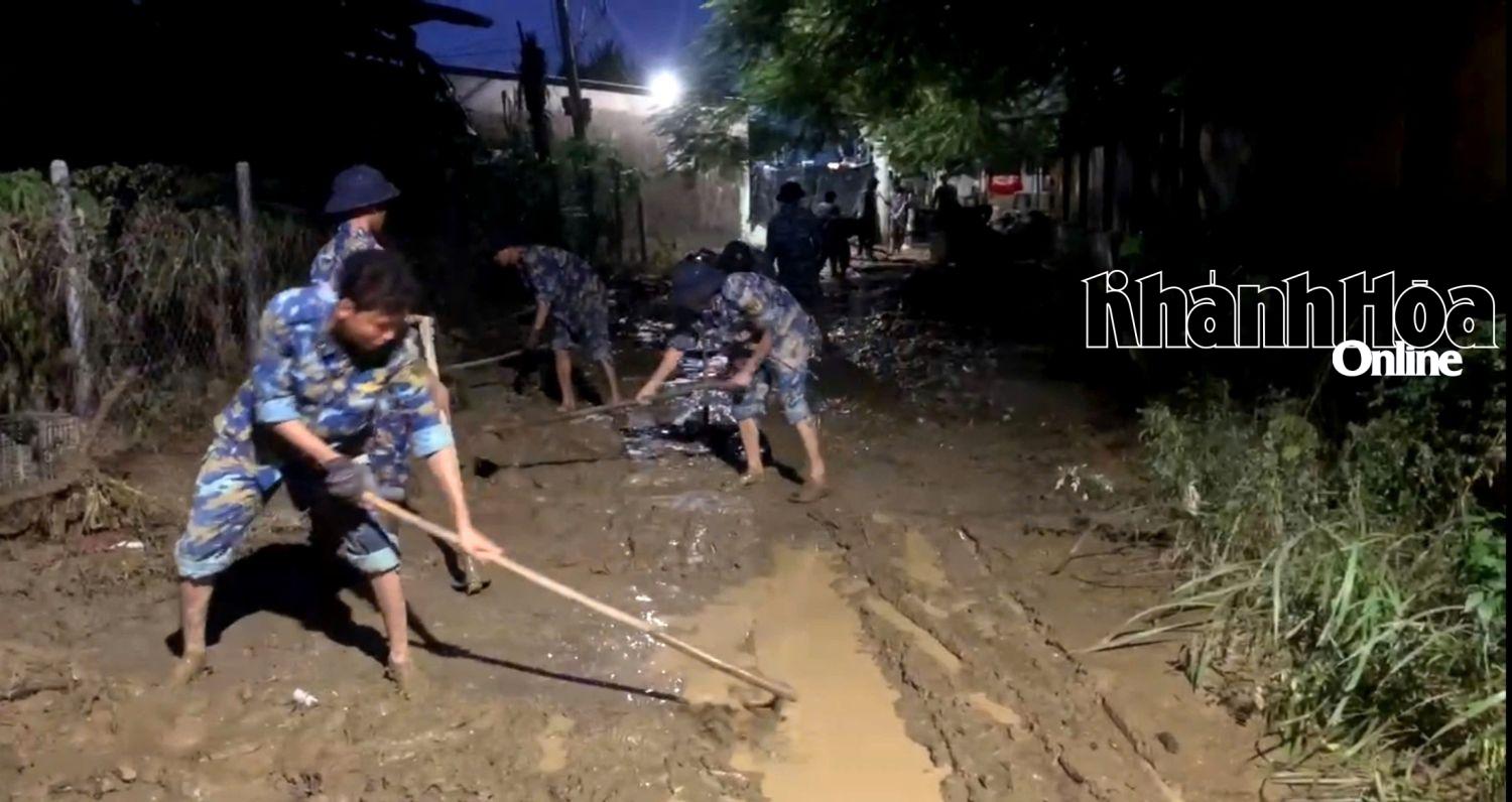 Officers and soldiers clean up all night on inter-village roads of Dien Khanh commune.