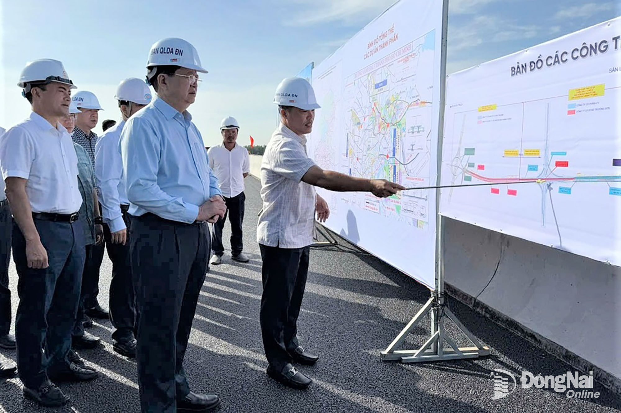 Przedstawiciele Zarządu Projektów Inwestycji Budowlanych Prowincji Dong Nai złożyli wicepremierowi Mai Van Chinhowi i delegacji roboczej sprawozdanie z postępów prac nad projektem. Zdjęcie: Pham Tung 