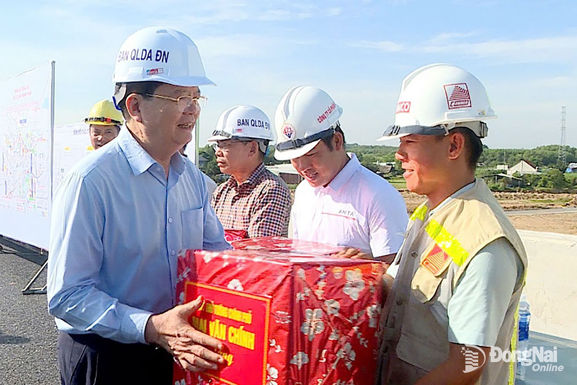 Wicepremier Mai Van Chinh wręcza prezenty i wspiera ekipę budowlaną. Zdjęcie: Pham Tung 