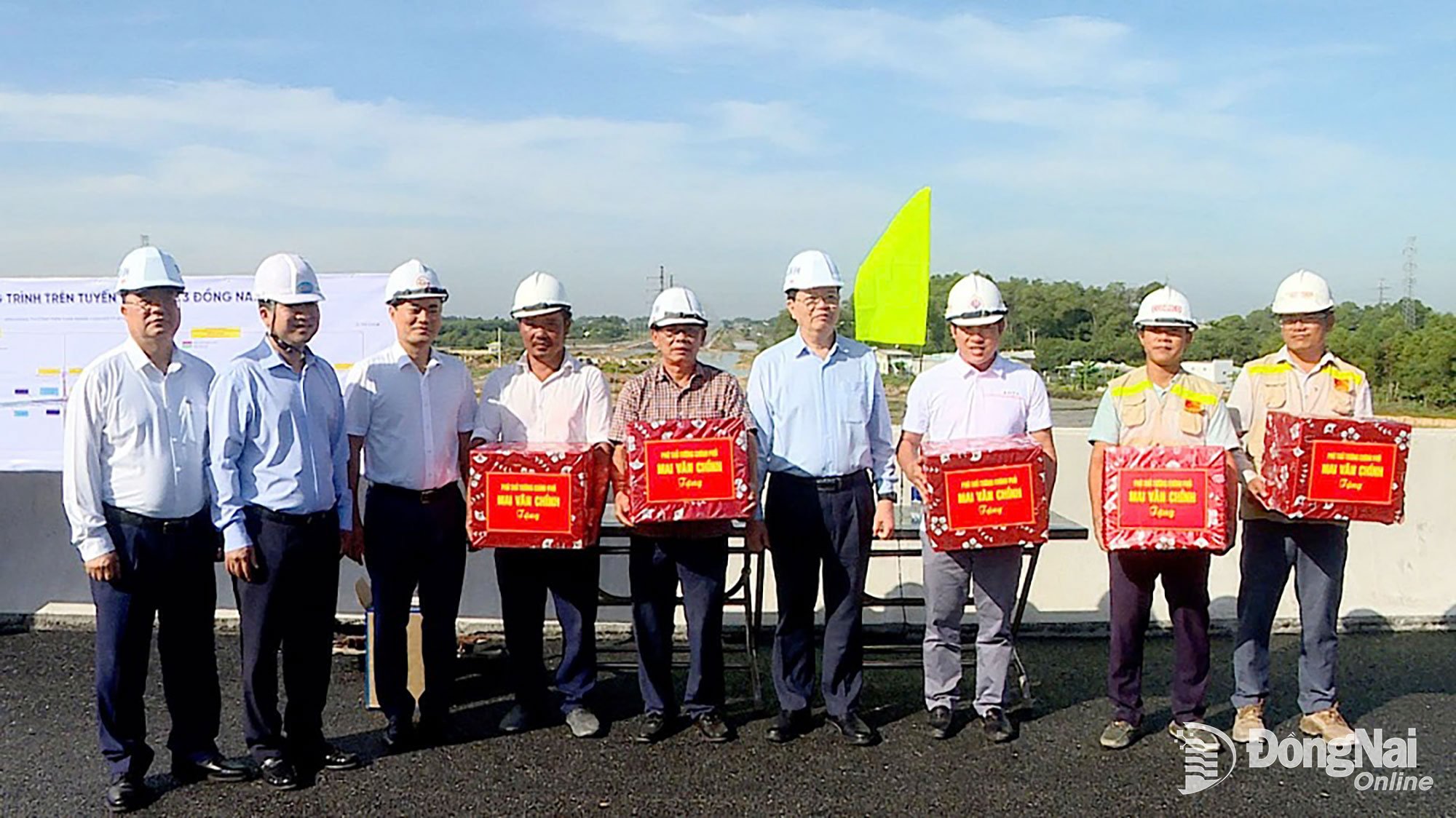 Wicepremier Mai Van Chinh, wiceprzewodniczący Prowincjonalnego Komitetu Ludowego Ho Van Ha oraz członkowie delegacji roboczej wręczyli prezenty i dodali otuchy ekipie budowlanej. Zdjęcie: Pham Tung 