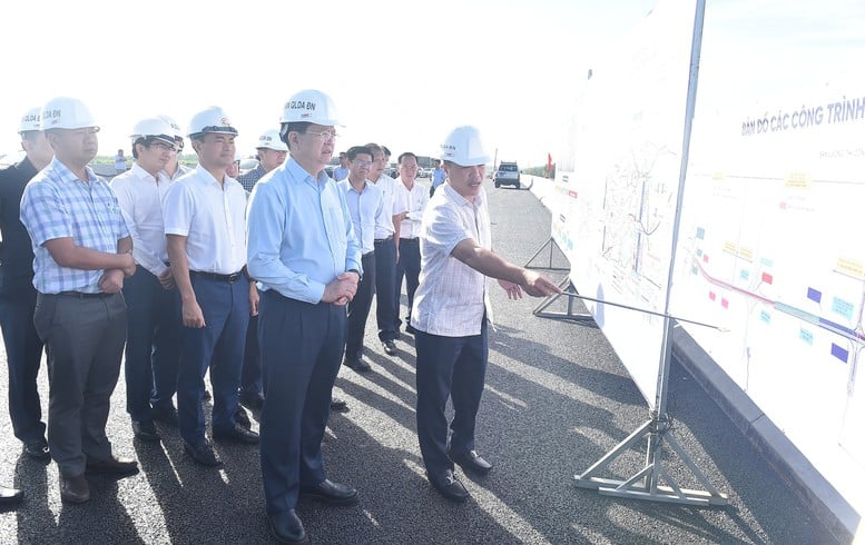 Visestatsminister Mai Van Chinh inspiserer området for Ho Chi Minh-byens ringvei 3-prosjekt – Bilde 1. Phó Thủ tướng Mai Văn Chính kiểm tra thực địa dự án đường Vành đai 3 TPHCM- Ảnh 1.