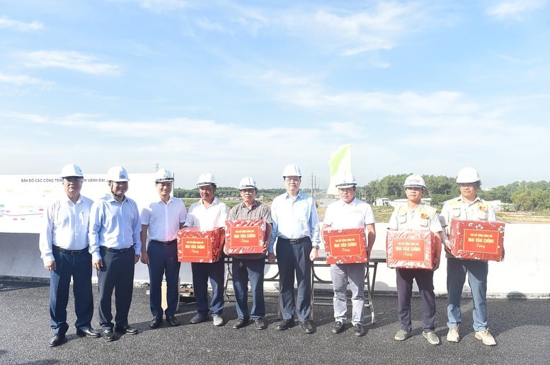 Visestatsminister Mai Van Chinh inspiserte området for Ho Chi Minh-byens ringvei 3-prosjekt – bilde 2. Phó Thủ tướng Mai Văn Chính kiểm tra thực địa dự án đường Vành đai 3 TPHCM- Ảnh 2.