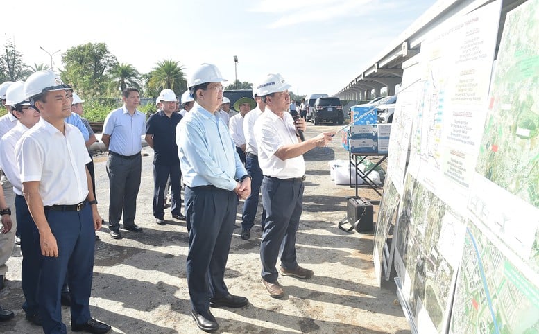 Visestatsminister Mai Van Chinh inspiserte området for Ho Chi Minh-byens ringvei 3-prosjekt – bilde 3. Phó Thủ tướng Mai Văn Chính kiểm tra thực địa dự án đường Vành đai 3 TPHCM- Ảnh 3.