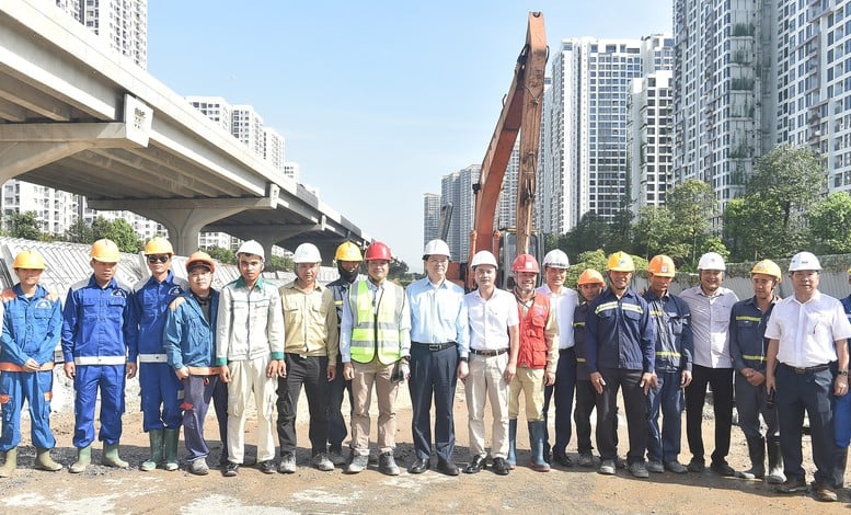 Visestatsminister Mai Van Chinh inspiserte området for Ho Chi Minh-byens ringvei 3-prosjekt – bilde 4. Phó Thủ tướng Mai Văn Chính kiểm tra thực địa dự án đường Vành đai 3 TPHCM- Ảnh 4.