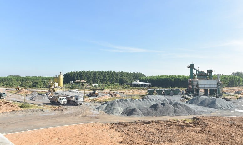 Visestatsminister Mai Van Chinh inspiserte området for Ho Chi Minh-byens ringvei 3-prosjekt – bilde 6. Phó Thủ tướng Mai Văn Chính kiểm tra thực địa dự án đường Vành đai 3 TPHCM- Ảnh 6.