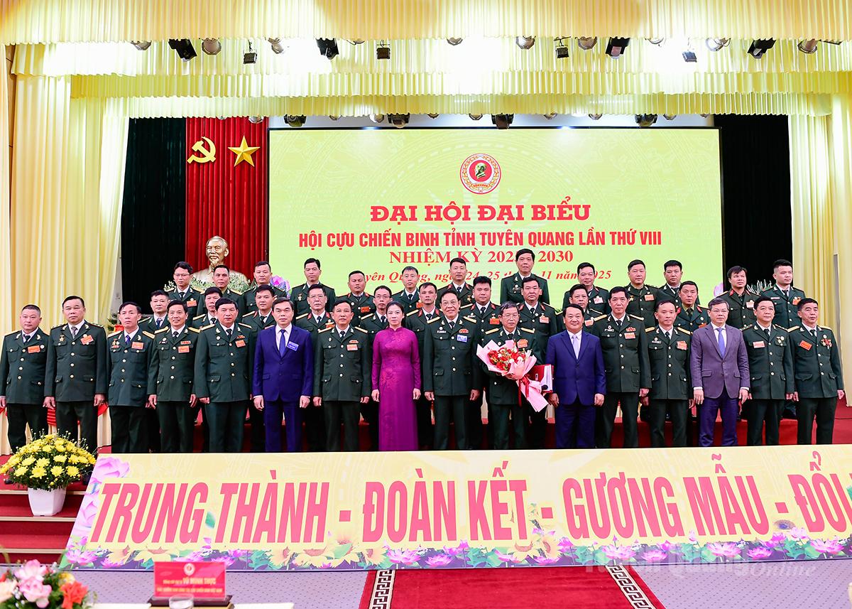 Pemimpin wilayah menyampaikan bunga untuk mengucapkan tahniah kepada Jawatankuasa Eksekutif Persatuan Veteran Wilayah Tuyen Quang ke-8, penggal 2025-2030.