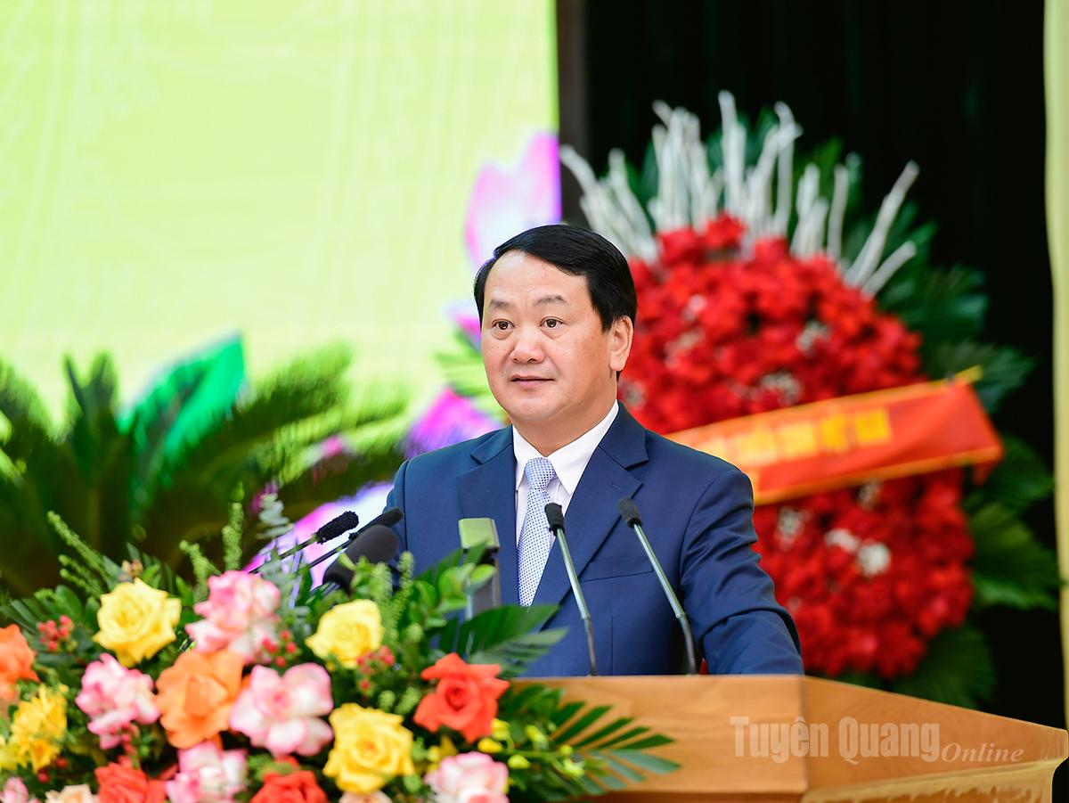 Setiausaha Parti Wilayah Hau A Lenh memberi ucapan mengarahkan Kongres.