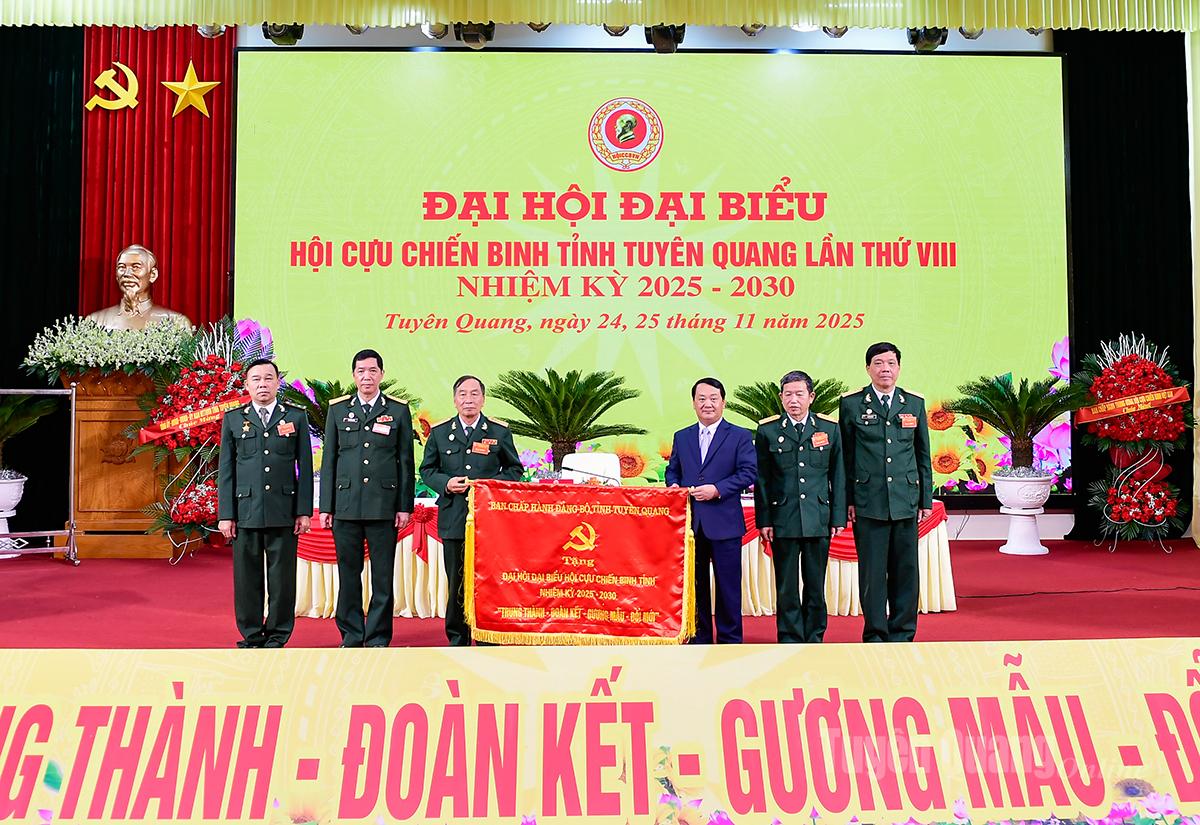 Setiausaha Parti Wilayah Hau A Lenh menyampaikan kepada Kongres dengan bendera bersulam.