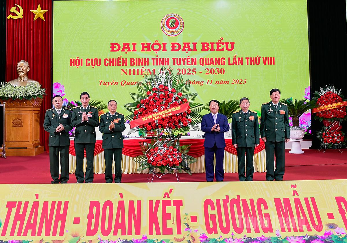 Komrad Hau A Lenh, ahli Jawatankuasa Pusat Parti, Setiausaha Jawatankuasa Parti Wilayah, bagi pihak pemimpin wilayah, menyampaikan bunga untuk mengucapkan tahniah kepada Kongres.