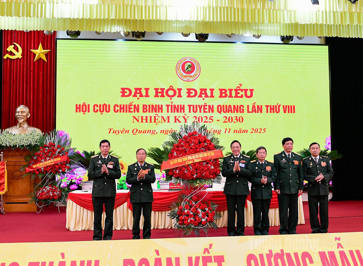 Perwakilan Jawatankuasa Pusat Persatuan Veteran Vietnam menyampaikan bunga untuk mengucapkan tahniah kepada Kongres.