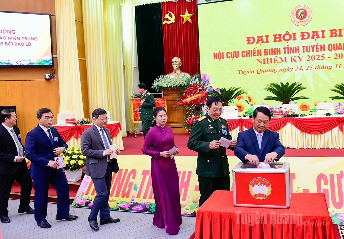 Pemimpin wilayah dan Jawatankuasa Pusat Persatuan Veteran Vietnam menyokong penduduk wilayah Tengah dan Tanah Tinggi Tengah yang terjejas akibat ribut dan banjir.