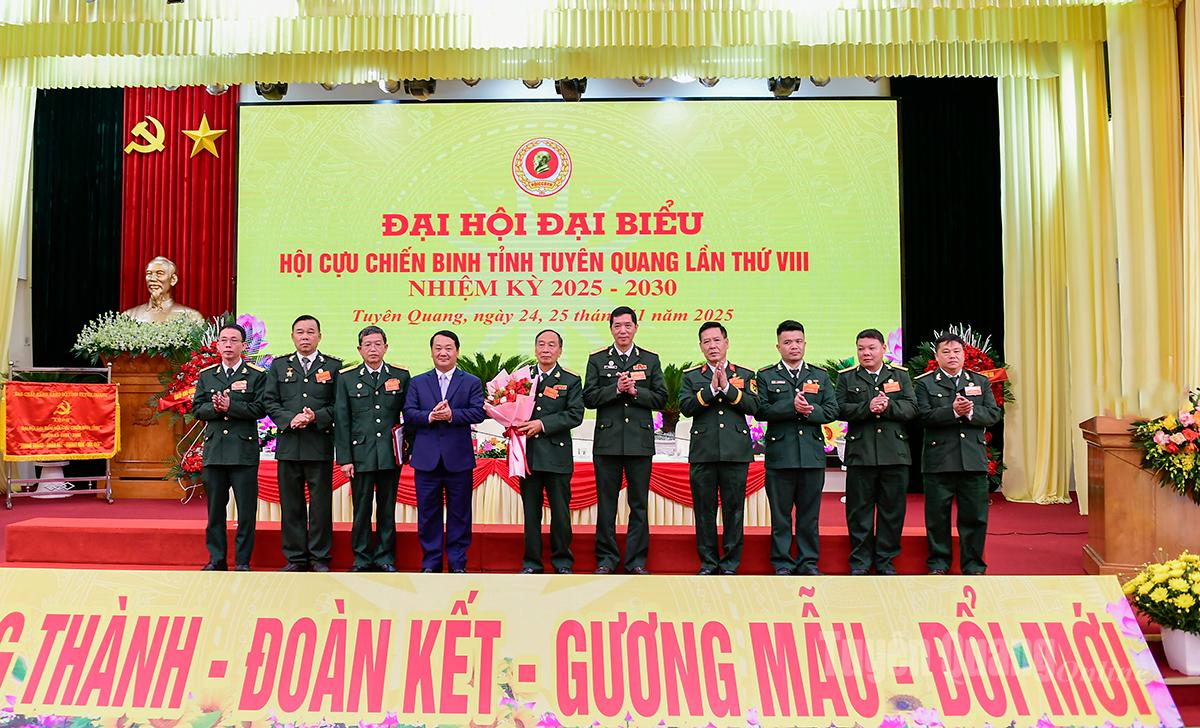 Setiausaha Parti Wilayah Hau A Lenh menyampaikan bunga untuk mengucapkan tahniah kepada perwakilan yang menghadiri Kongres peringkat tinggi.