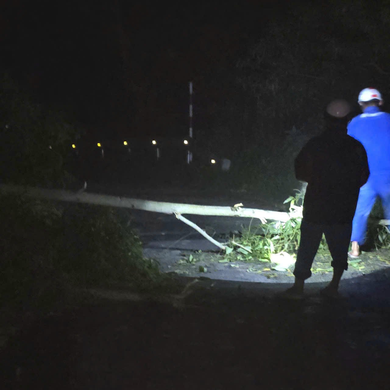 ช่างเทคนิค VNPT ปฏิบัติหน้าที่ ณ ที่เกิดเหตุเพื่อจัดการกับปัญหาการส่งสัญญาณการเชื่อมต่อบริการอย่างรวดเร็ว