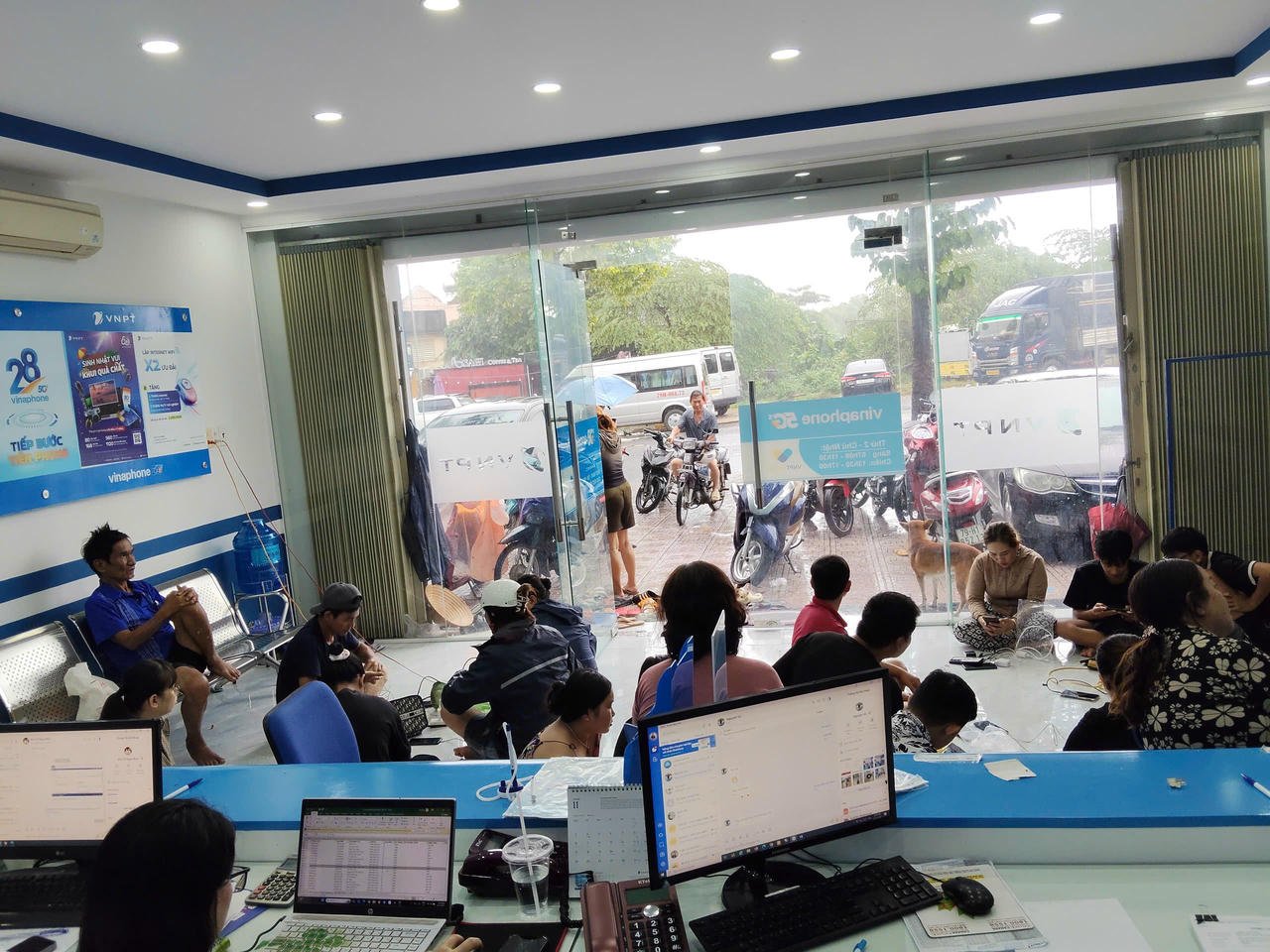 วีน่าโฟนเร่งสนับสนุนการสื่อสาร จับมือชาวภาคกลางช่วยน้ำท่วม