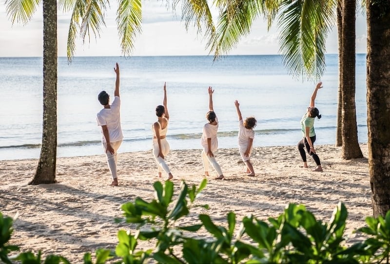 Vinpearl Resort & Spa Phu Quoc'ta sahilde sabah yoga dersi.
