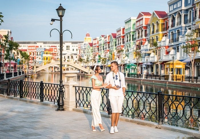 Grand World Phu Quoc, Avrupa tarzı evleriyle geceleri muhteşem görünüyor.