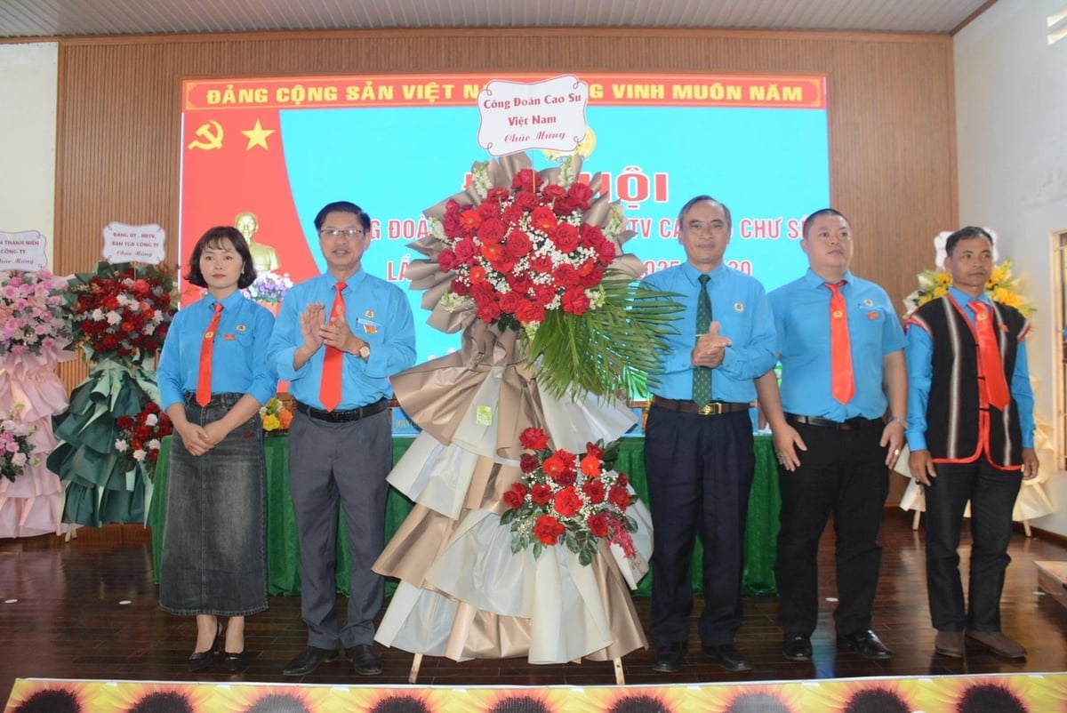 Công đoàn Cao su Việt Nam tặng lãng hoa chúc mừng đại hội. Ảnh: Văn Vĩnh.