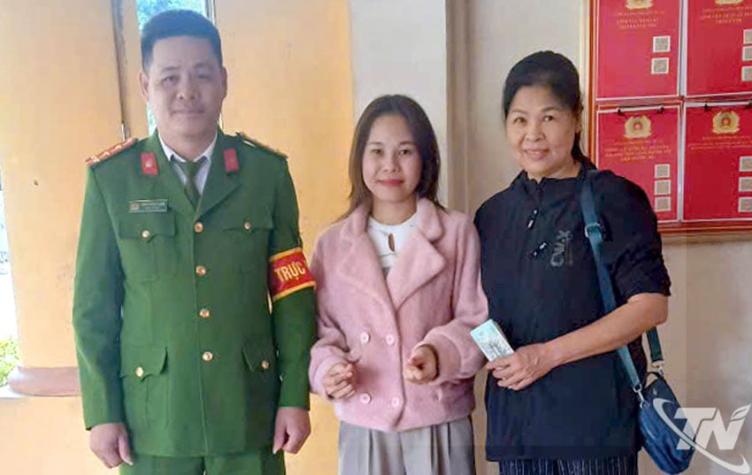 پلیس بخش دوک ژوان از خانم نگا (سمت راست) حمایت کرد و پول از دست رفته را به او بازگرداند.