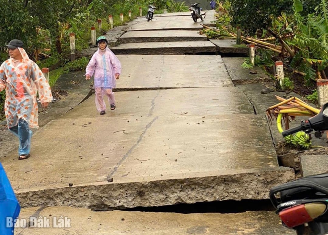 Tanah longsor menyebabkan jalan beton di desa Vinh Xuan pecah di banyak bagian.