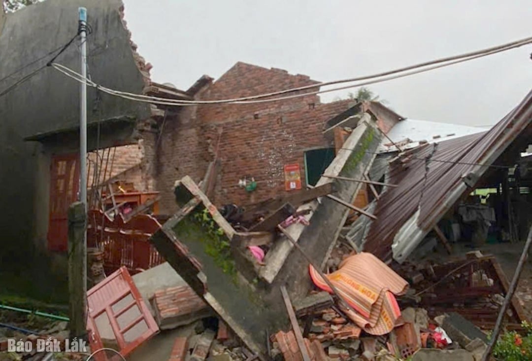 Sebuah rumah runtuh seluruhnya akibat tanah longsor.