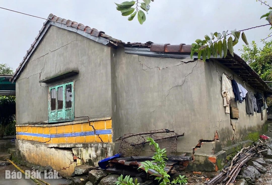 Sebuah rumah di Xom Lon, desa Vinh Xuan memiliki retakan di sekitar dinding.
