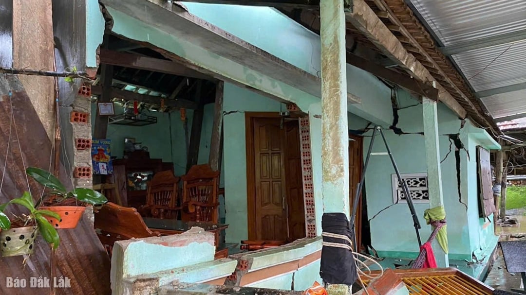 Rumah seorang warga rusak parah.