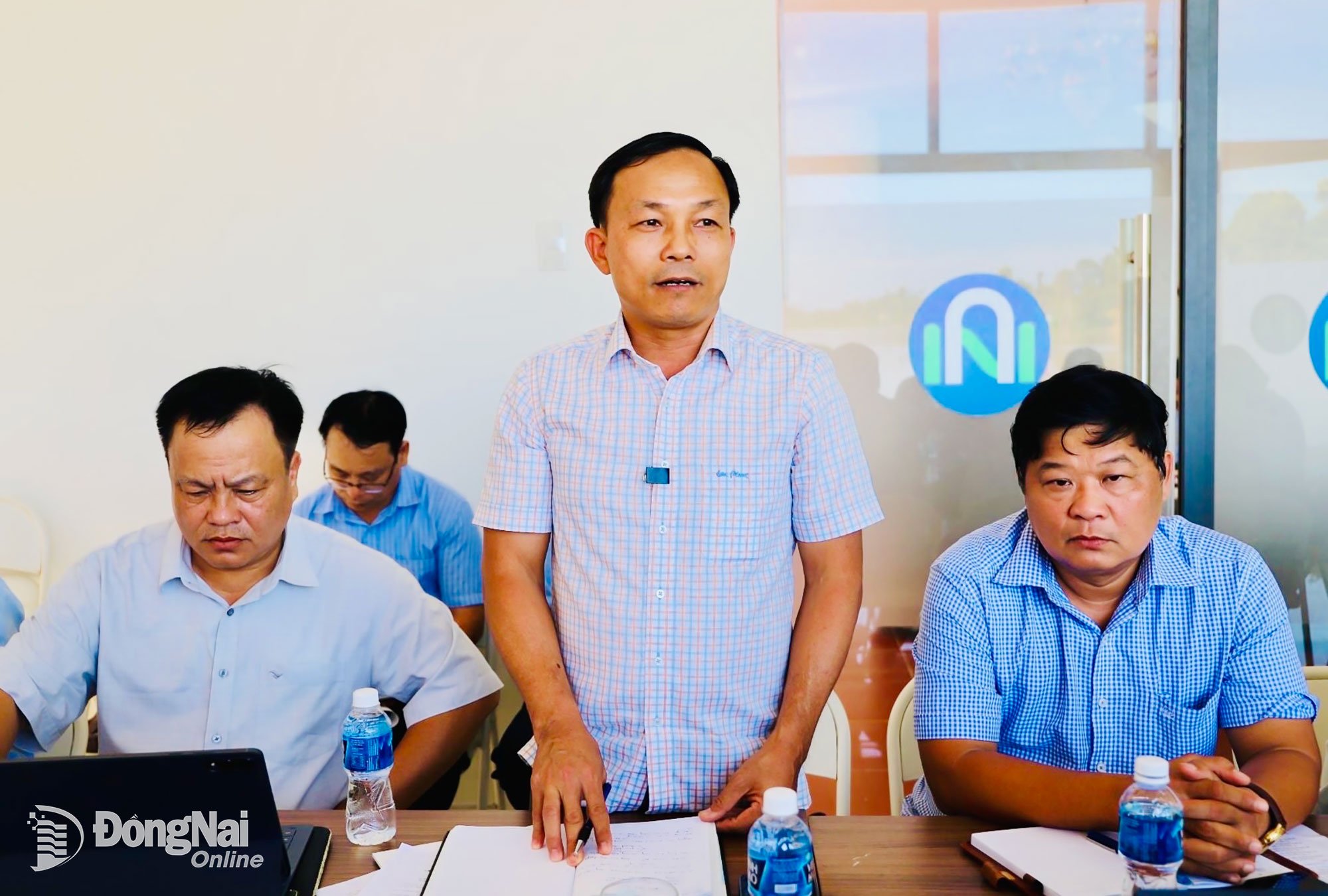 Vu Manh Duong, a Phu Vinh Község Népi Bizottságának alelnöke beszámol a községben kialakult természeti katasztrófahelyzetről. Fotó: B.Nguyen