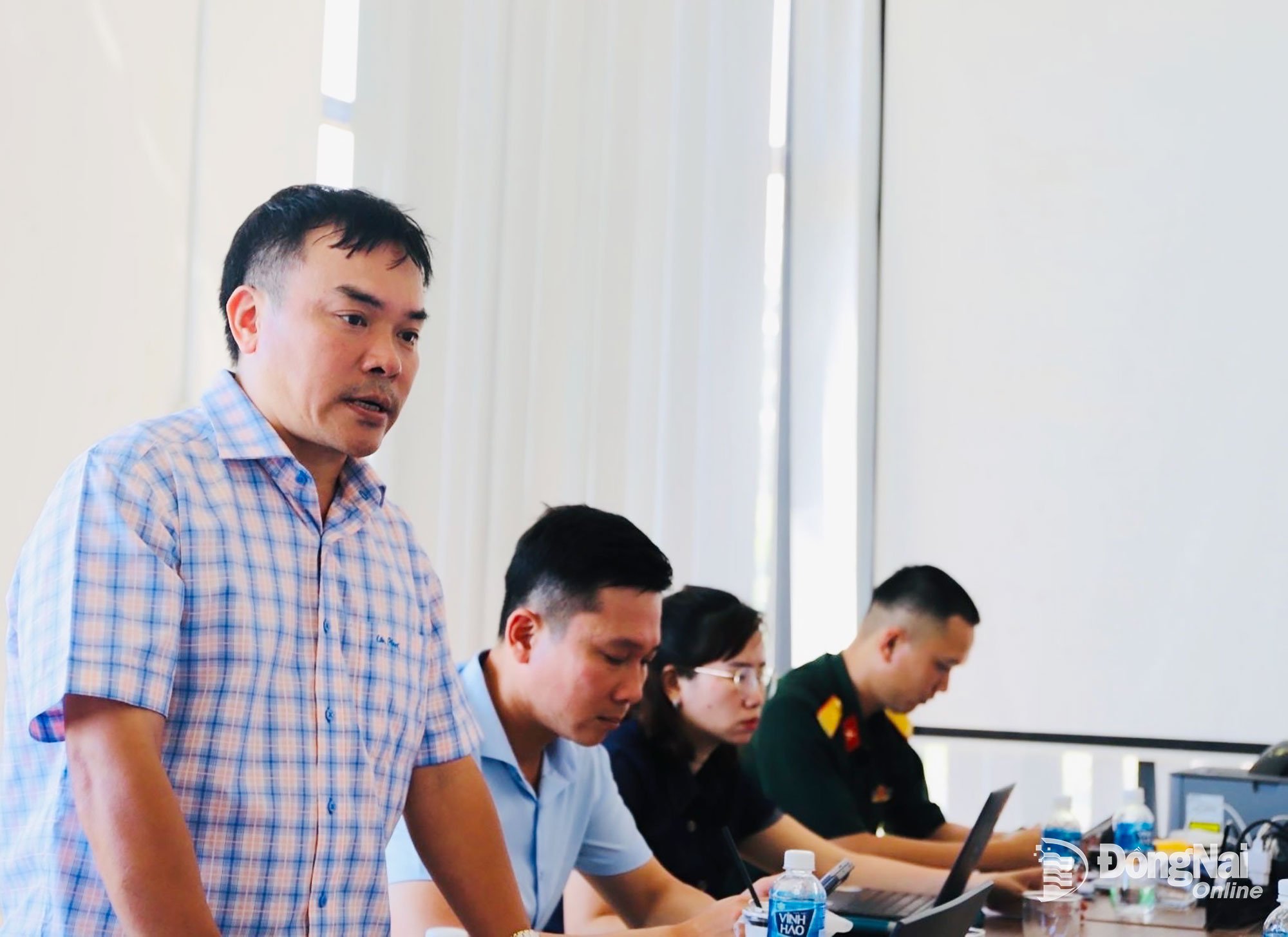 Nguyen Van Vien, a Phu Hoa Község Népi Bizottságának elnöke beszámol a községet sújtó természeti katasztrófahelyzetről. Fotó: B.Nguyen